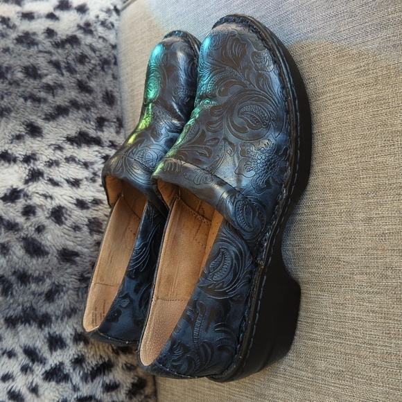 GH Bass Sheena Blue Tooled Textured Slip On Shoes Clogs 9M Fits Like 8.5 - Picture 2 of 14